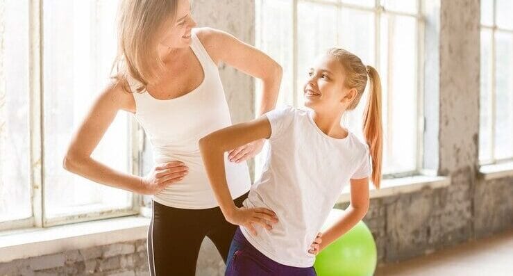 Une mère et sa fille font du sport
